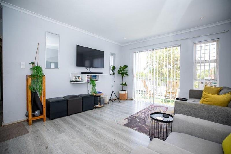 2 Bedroom Property for Sale in Oakglen Western Cape